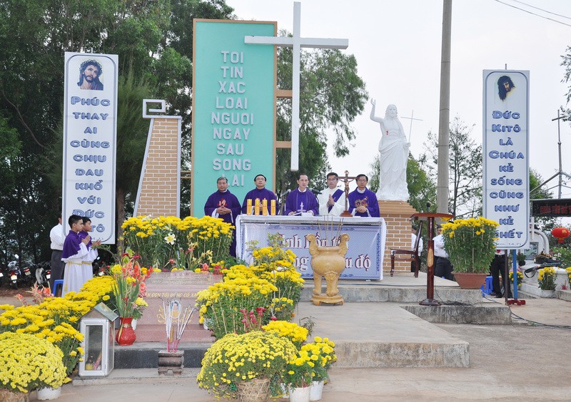 Vinh Hương Mồng Sáu Tết - Thánh Lễ Tại Nghĩa Trang