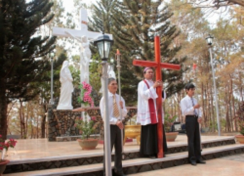 Đức Giám mục chủ sự nghi thức Đi Đàng Thánh Giá tại GIANG SƠN