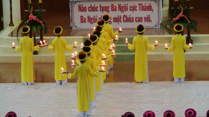 Vinh Hương - Hình ảnh dâng hoa