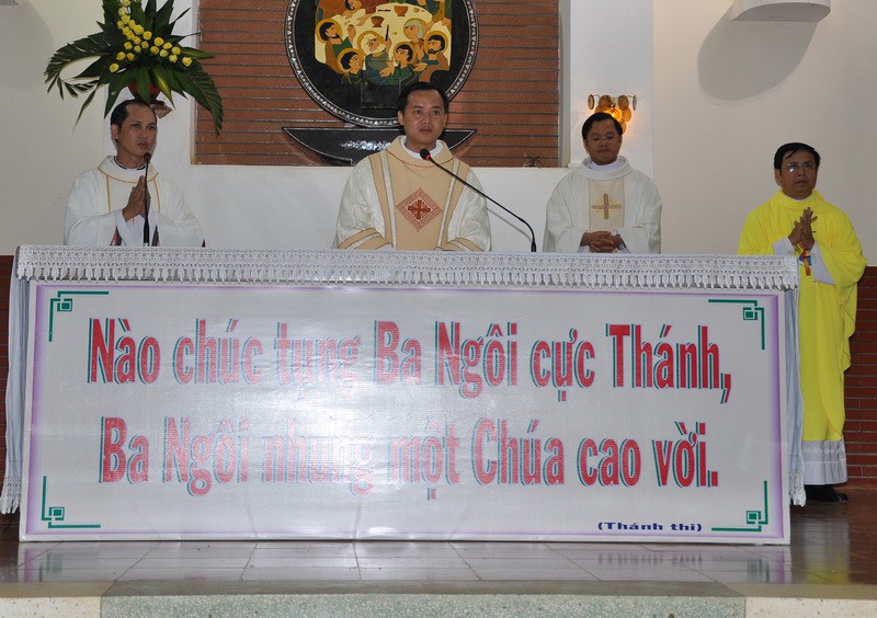 Tân linh mục dâng lễ tạ ơn tại giáo xứ Vinh Hương