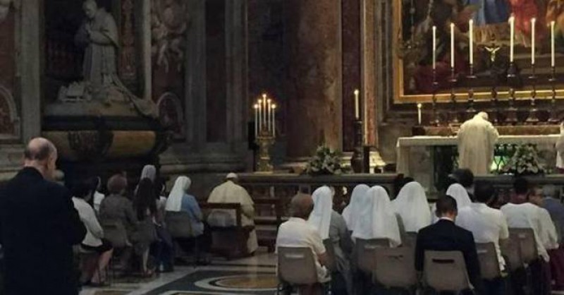 Giáo hoàng cùng dự lễ với các giáo dân tại nhà nguyện kính thánh Piô X