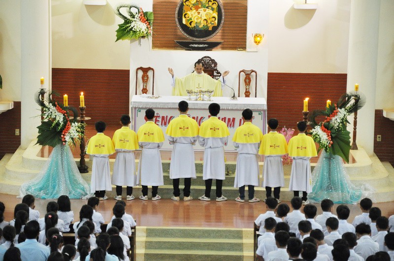 Lễ Mẹ Lên Trời 15.8.2015 - Vinh Hương có 67 em rước lễ lần đầu