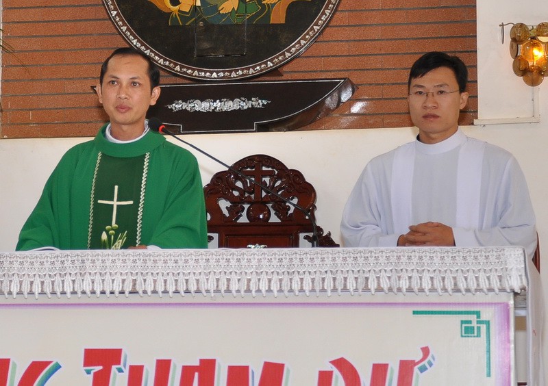 Thầy Phêrô Vũ Hồng Ân đến giúp xứ Vinh Hương