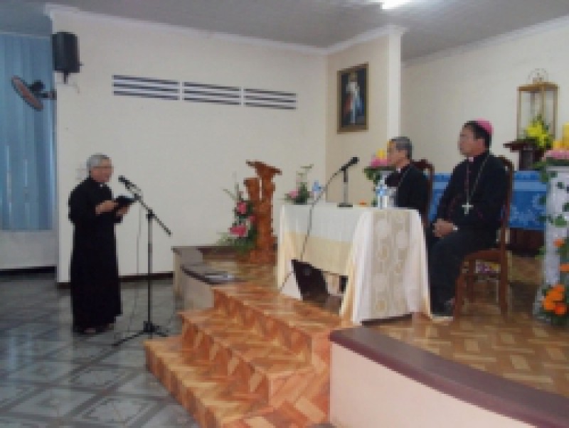 Khai mạc Khóa Tĩnh Tâm Linh mục và phó tế Banmêthuột năm 2015 (1)