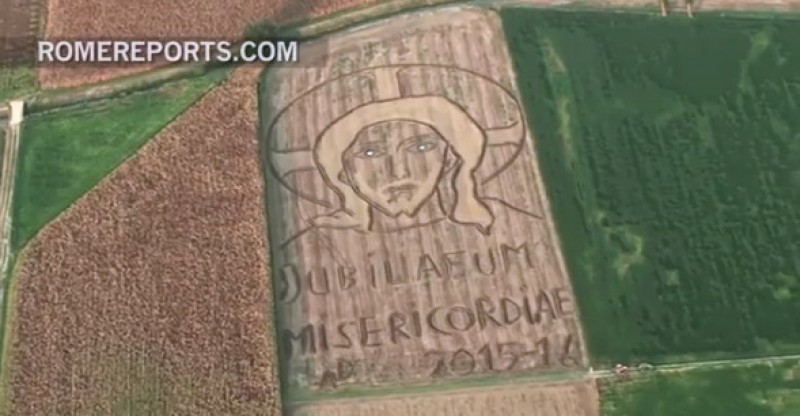 Hướng tới Năm Thánh, một nông dân người Ý tạo hình trên đồng ruộng