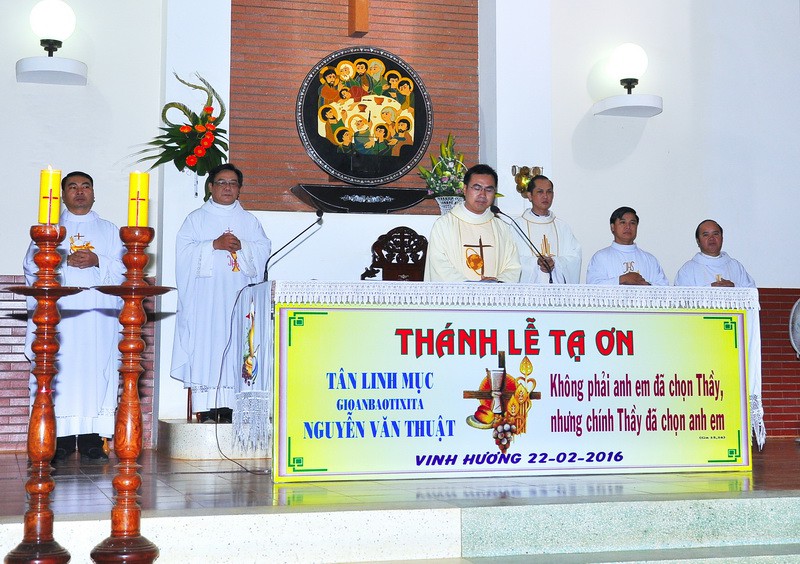 Tân linh mục GB. Nguyễn Văn Thuật, SVD cử hành thánh lễ tạ ơn tại giáo xứ Vinh Hương
