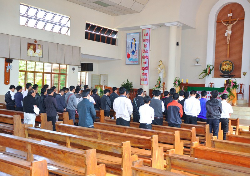 Giáo xứ Vinh Hương đón tiếp Quý linh mục Đăkmil và Đoàn Ứng sinh Chủng viện BMT