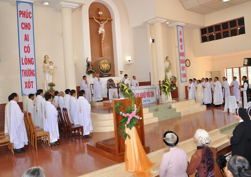 Vinh Hương -  Thầy Maria Eudes Nguyễn Xuân Tân mừng Kim Khánh Khấn Dòng