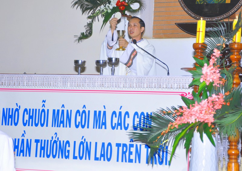 Vinh Hương - Thánh lễ tạ ơn 6 năm linh mục của cha quản xứ