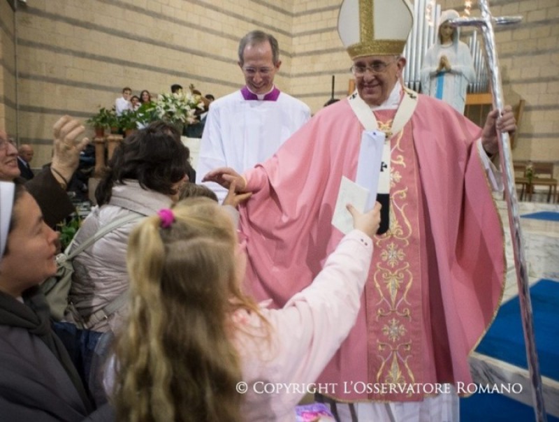 Vì sao linh mục mặc áo lễ màu hồng ngày chúa nhật thứ ba Mùa Vọng?