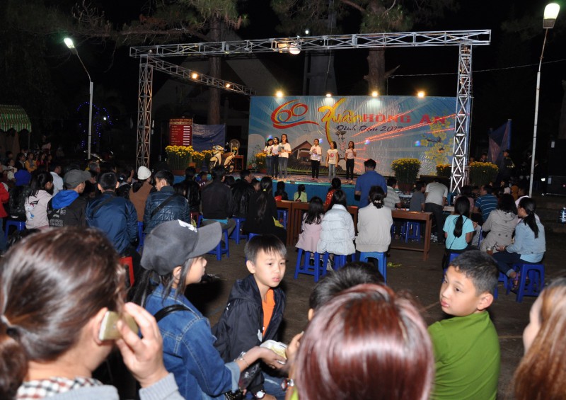 Hình ảnh văn nghệ Mừng Xuân Mùng Hai Tết