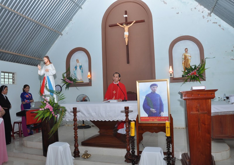 Gia trưởng giáo họ Đức Bình mừng lễ bổn mạng.