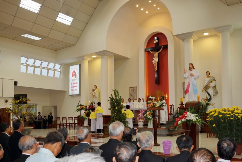 Vinh Hương - Mồng một tết Mậu Tuất, lễ cầu bình an cho Năm Mới