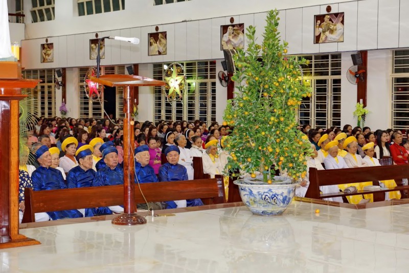 Vinh Hương mồng 2 tết Mậu Tuất - Cầu cho tổ tiên, ông bà và cha mẹ