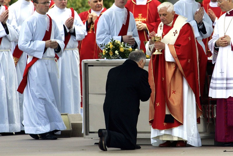 Đức Hồng Y Sarah: Rước lễ trên tay là một phần trong 'cuộc tấn công của Satan' vào bí tích Thánh Thể