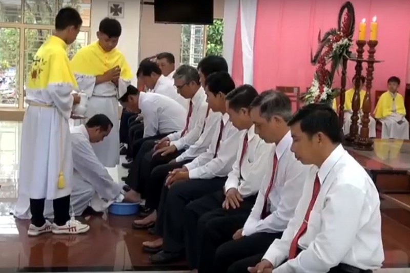 Video : Nghi Thức Rửa Chân tại nhà thờ Vinh Hương