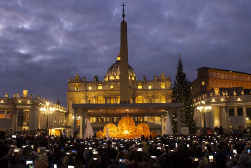 Vatican khánh thành Máng Cỏ bằng cát và Cây Giáng Sinh