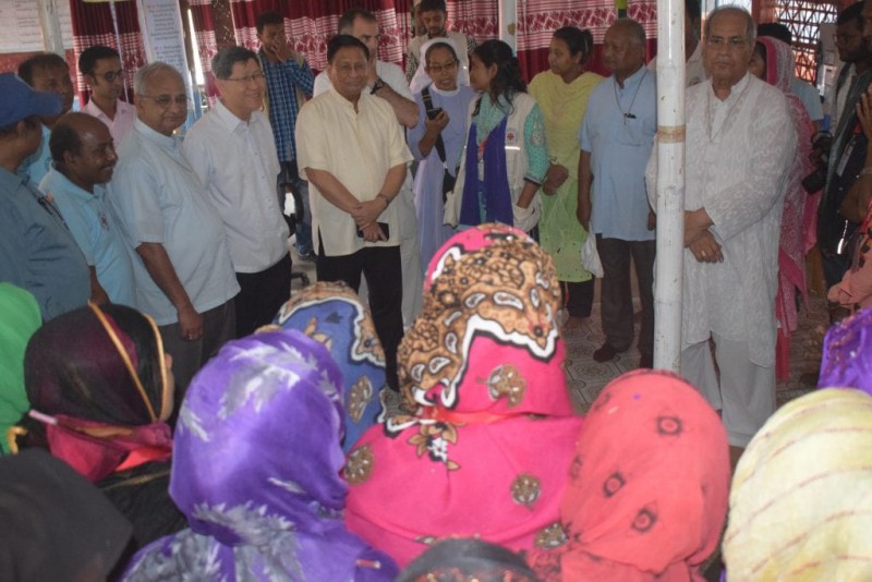Hai vị Hồng y thăm trại tị nạn ở Bangladesh
