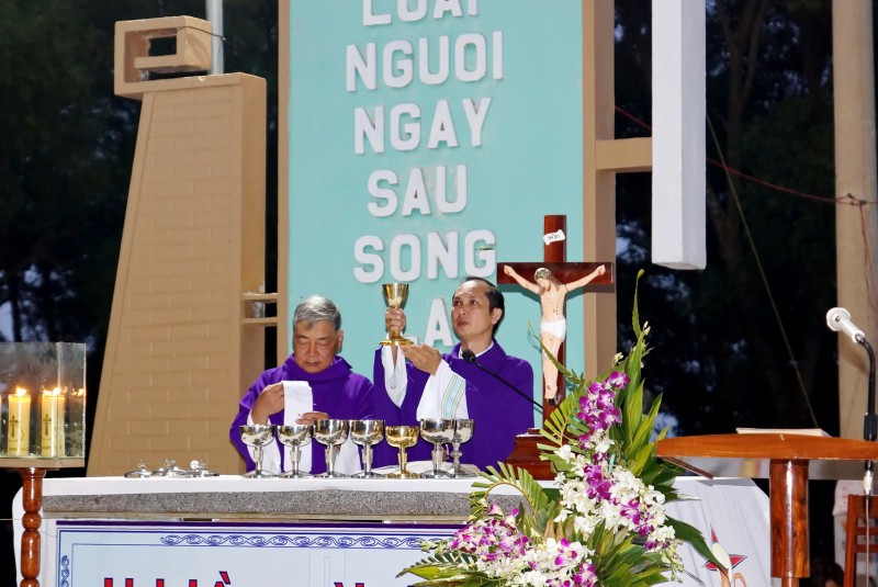 Đất thánh Vinh Hương ngày Lễ Linh Hồn