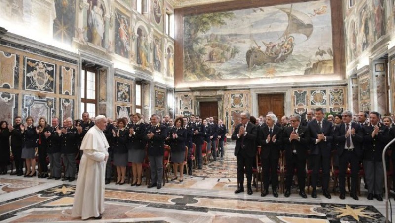 Đức Thánh Cha cám ơn sự trung thành phục vụ của cảnh sát Ý cạnh Vatican