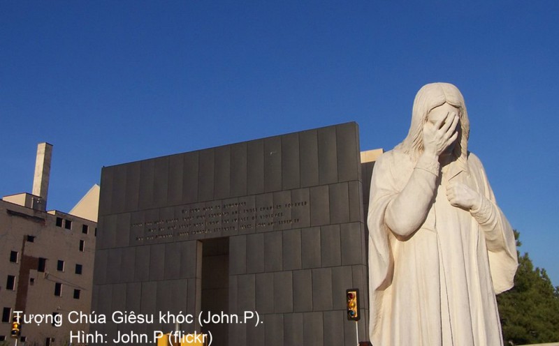 Người trẻ học cách khóc