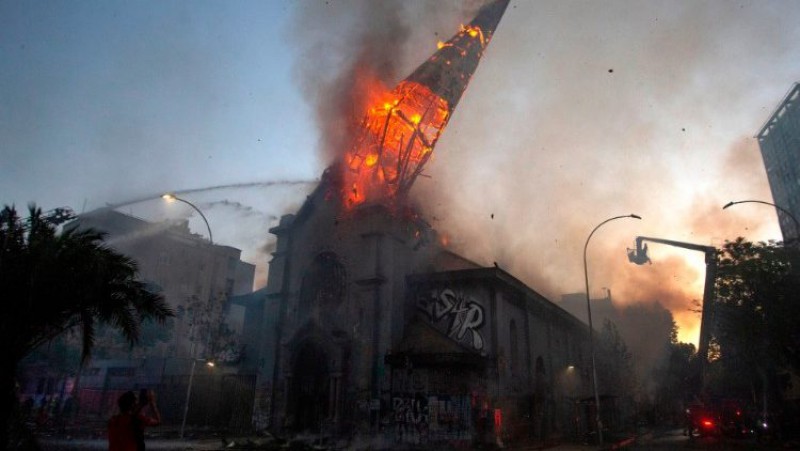 Các giám mục Tây Ban Nha và châu Mỹ Latinh liên đới với Giáo hội Chile khi các nhà thờ bị đốt