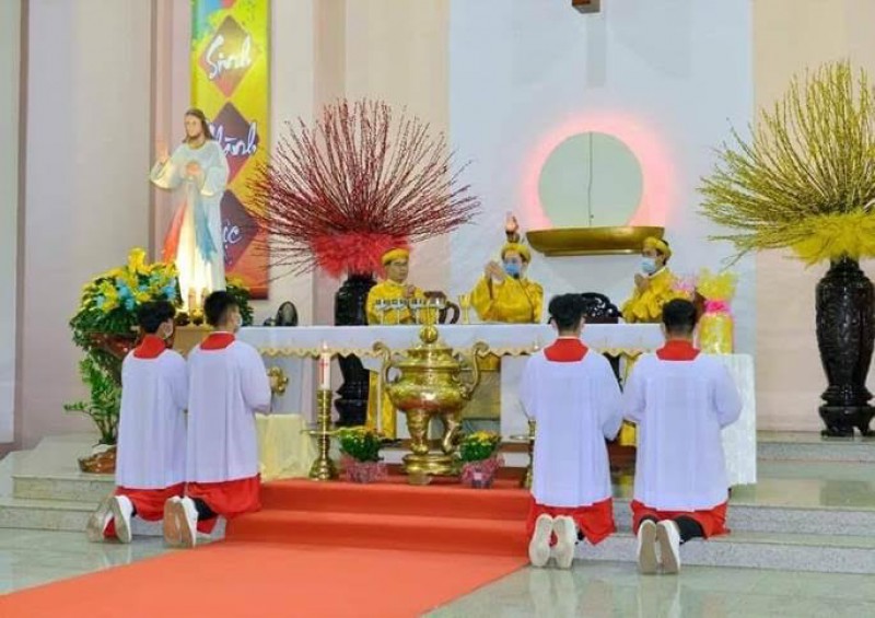 Vài nhận định về việc linh mục mặc áo truyền thống dâng lễ