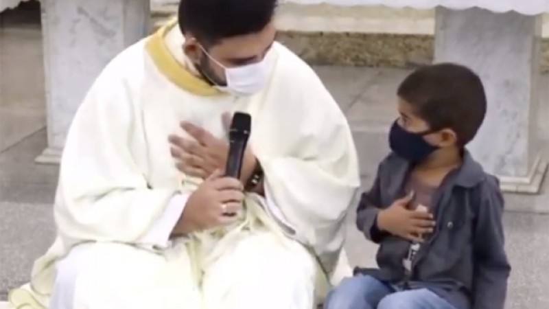 Cậu bé 5 tuổi xin cầu nguyện cho bố đỡ đầu đang phải đặt nội khí quản vì Covid-19