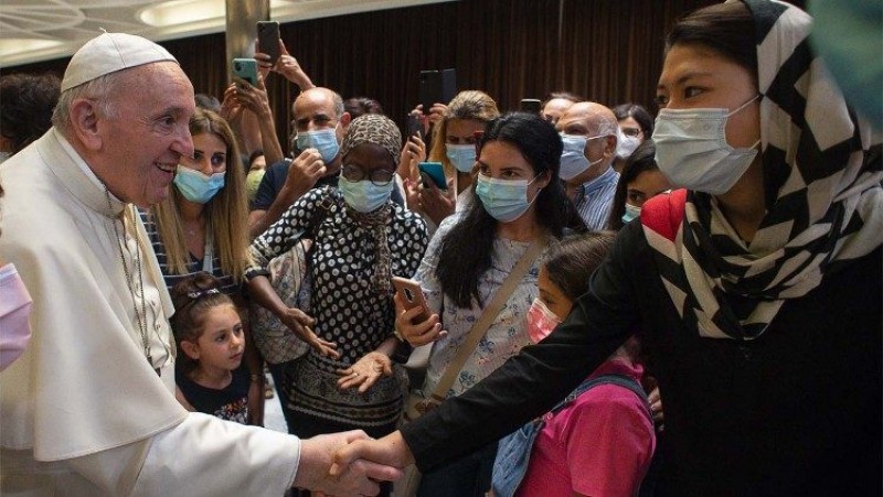 ĐTC gặp gỡ một số người tị nạn và vô gia cư