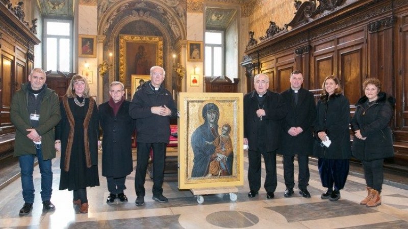 Nhóm phục chế và bức icona Đức Mẹ là Phần Rỗi của dân thành Roma