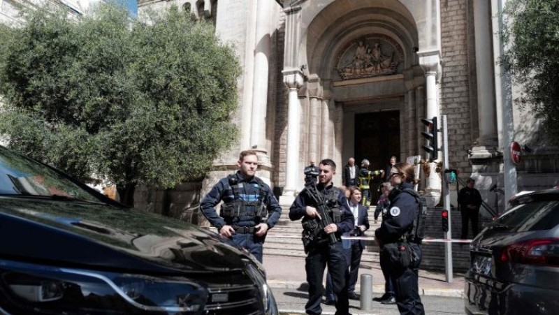Một linh mục và một nữ tu Pháp bị tấn công trong nhà thờ
