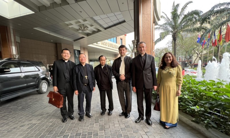 Từ trái sang: Linh mục Han Hyuntaek, Đức Tổng Giám mục Giuse Vũ Văn Thiên, Đức ông Phanxicô Cao Minh Dung, Đức Tổng giám mục Marek Zalewski, Đức ông Miroslaw Stanislaw Wachowski, và Đại diện Bộ Ngoại giao và Ban Tôn giáo Chính phủ