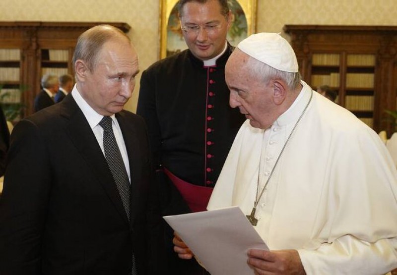 Tổng giám mục Visvaldas Kulbokas, ở giữa, thông dịch cho Đức Phanxicô và tổng thống Nga Vladimir Putin trong buổi tiếp kiến riêng tại Vatican ngày 4 tháng 7 năm 2019.