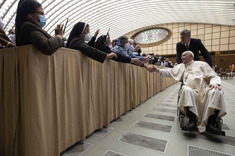 Đức Phanxicô ngồi xe lăn đến Hội trường Phaolô VI để trong buổi Hội nghị Quốc tế các Bề trên Dòng tu ngày thứ năm 5 tháng 5-2022. Alessandra Tarantino / AP