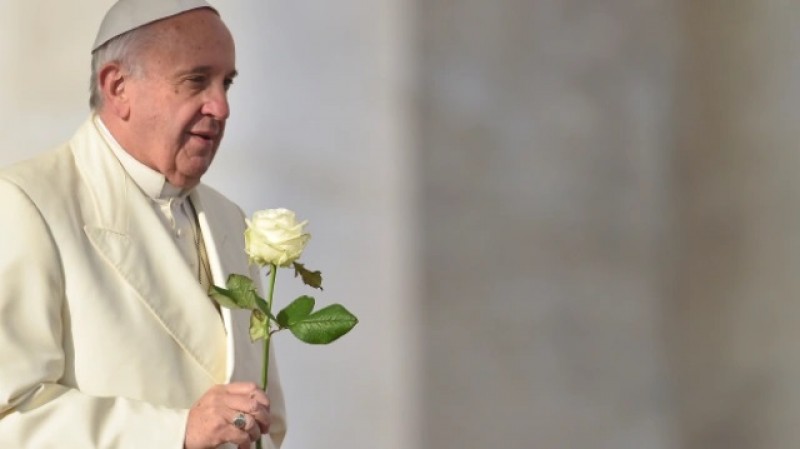 Tại sao Đức Giáo hoàng Phanxicô thường xuyên nhận được những đóa hồng trắng?
