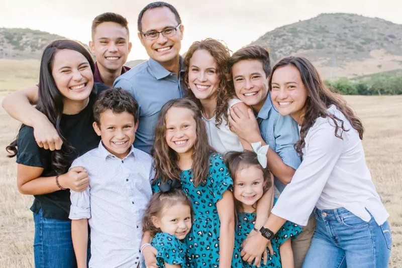 Edward và Beth Sri cùng với 8 người con trong một bức ảnh gia đình năm 2020 (photo: Coiurtesy of the Sri family)