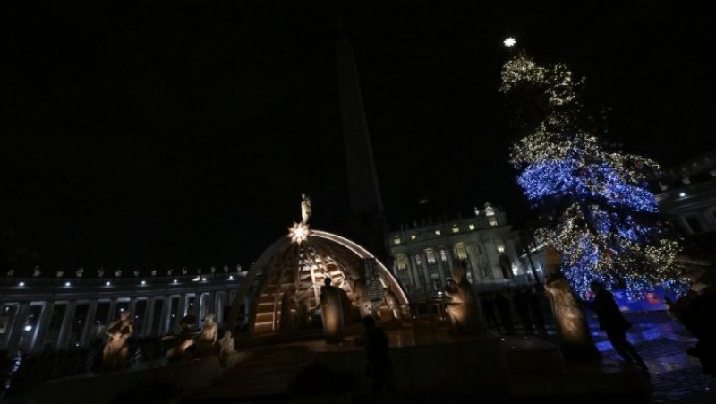 Khánh thành hang đá và thắp sáng cây thông tại quảng trường thánh Phêrô