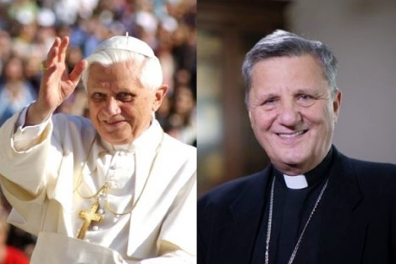 ĐGH Bênêđictô XVI năm 2005 và Hồng y Mario Grech năm 2022, Hình: Vatican Media (trái) và Daniel Ibanez/CNA (phải)