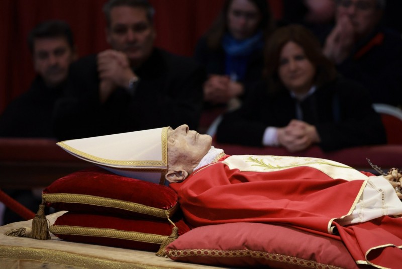Hình ảnh tang lễ Đức cố Giáo hoàng Bênêđictô XVI