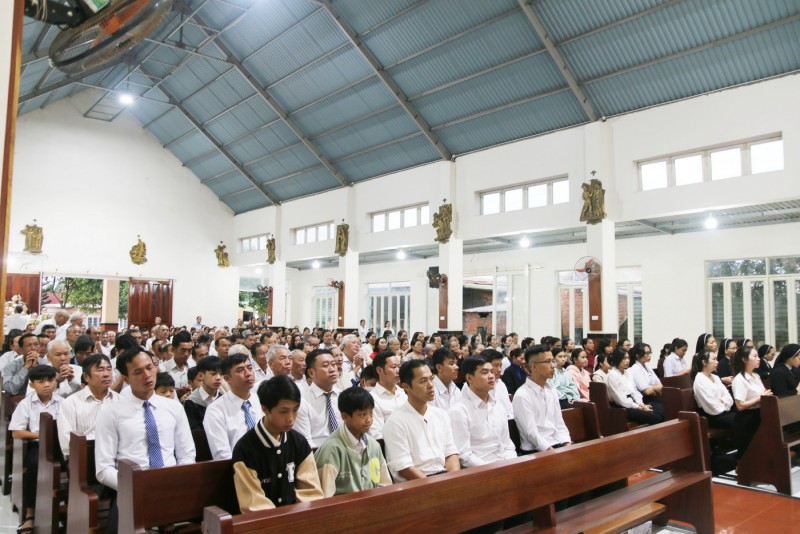 Vinh Hương – Lễ Thánh Phanxicô Nguyễn Văn Trung, bổn mạng Giới trẻ Giáo xứ.