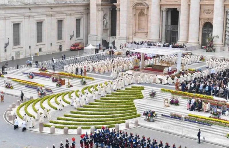 Ngày chúa nhật 31 tháng 3, Đức Phanxicô chủ sự thánh lễ Phục sinh tại Quảng trường Thánh Phêrô, Rôma.