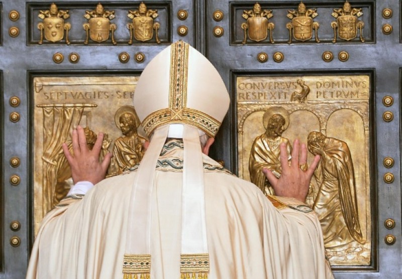 Đức Thánh Cha Phanxicô mở Cửa Thánh của Đền Thờ Thánh Phê-rô trong Năm Thánh Lòng Thương Xót. Ảnh: Maurizio Brambatti| EPA.