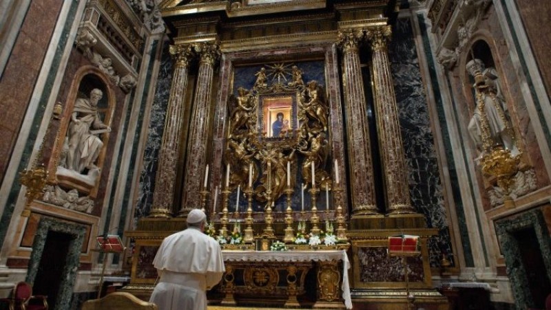 ĐTC tại bàn thờ thánh Ignazio của Đền thờ Đức Bà Cả  (Vatican Media)