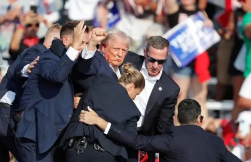 Cựu Tổng thống Donald Trump vội vã rời khỏi sân khấu Butler ngày 13 tháng 7 năm 2024.