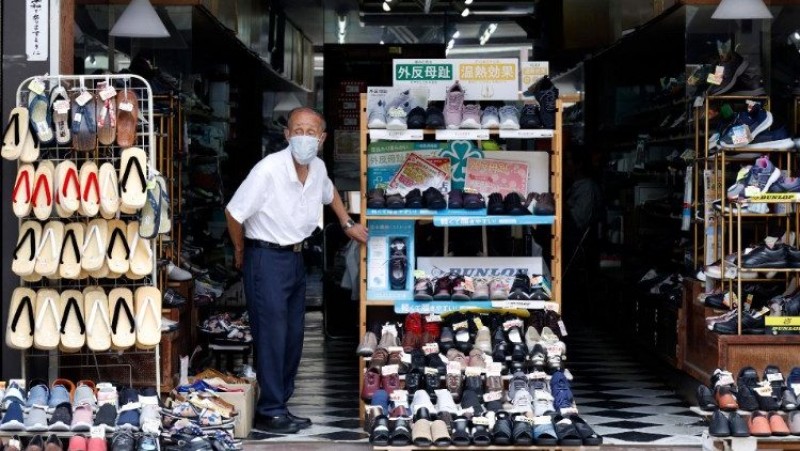 Một người đàn ông cao tuổi ở cửa hàng giày dép tại Tokyo  (ANSA)