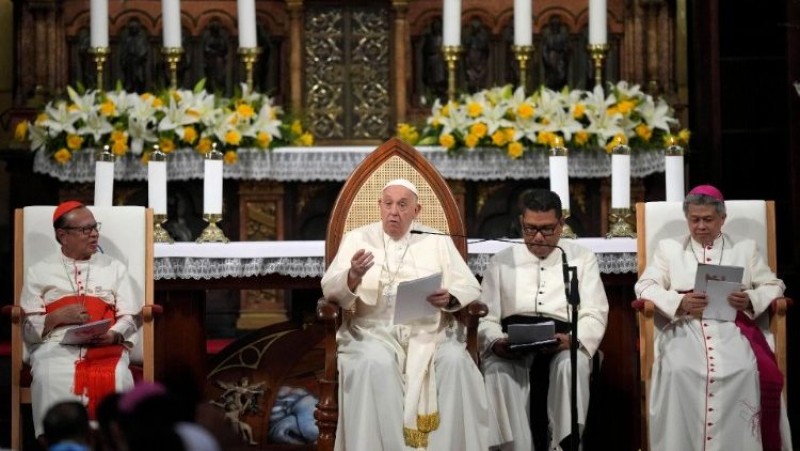 ĐHY Ignatius Suharyo và Đức Cha Antonius Subianto Bunjamin cùng với ĐTC Phanxicô trong cuộc viếng thăm Indonesia vào đầu tháng 9  (ANSA)