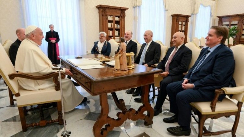 ĐTC Phanxicô tiếp cựu Thủ tướng Israel, Ehud Olmert, và cựu Bộ trưởng Ngoại giao Palestine, Nasser Al-Kidva  (VATICAN MEDIA Divisione Foto)