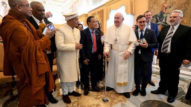 ĐTC Phanxicô và một số thành viên của Hội đồng Hòa bình Hoàn vũ   (VATICAN MEDIA Divisione Foto)