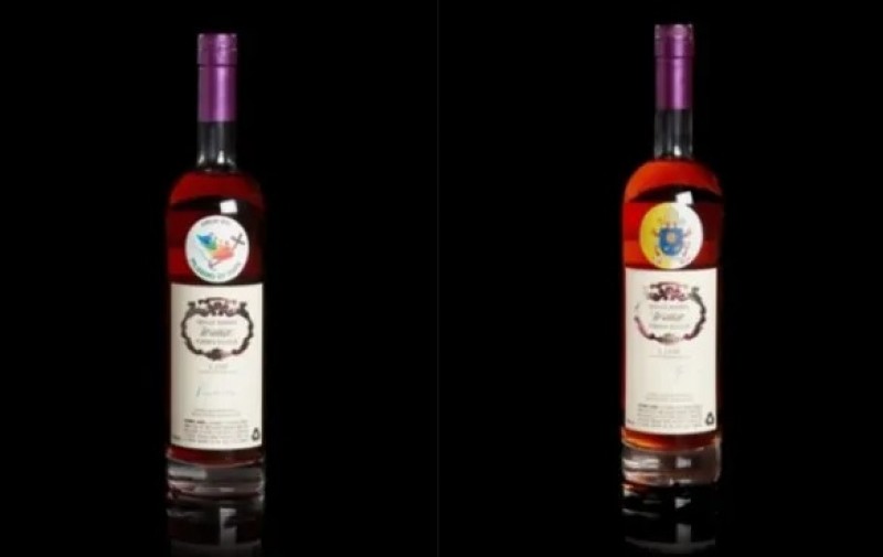 Hai chai whisky có chữ ký của Đức Thánh Cha Phanxicô bán được 27.500 đô la, hình ảnh của hãng Sotheby.