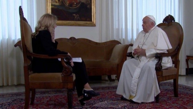 ĐTC Phanxicô trò chuyện với nhà báo Maria Bernarda Llorente của kênh truyền hình Argentina “Canal Orbe 21”